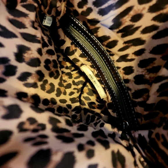 EUC Nine West clutch mid size clutch in silver with magnetic clasp like new - Picture 5 of 6